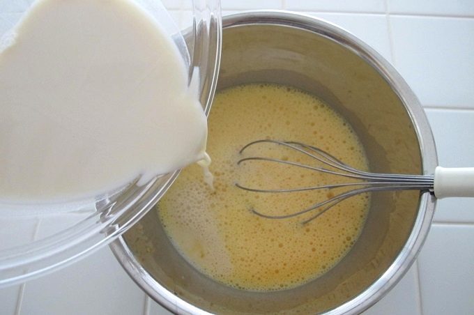 簡単なめらかプリンのレシピ 卵に牛乳を入れる