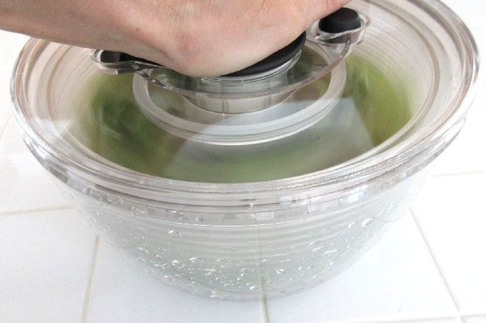 オクソー サラダスピナー ノブを押して水を切る