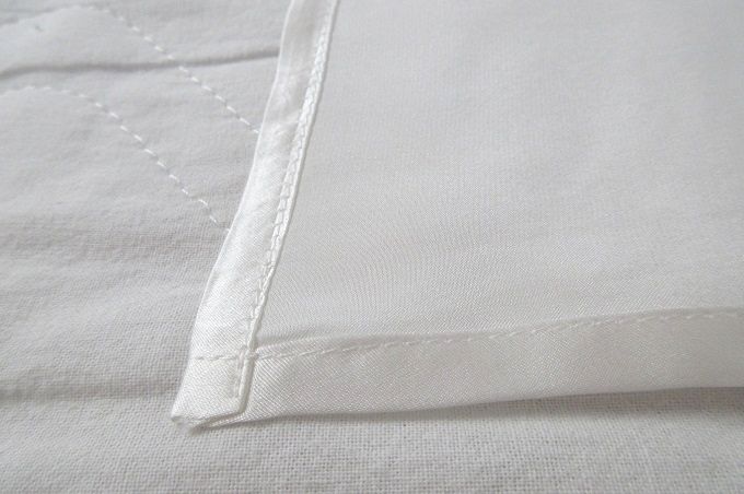 シルク枕カバー 端の縫い目